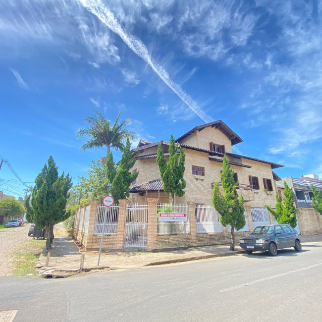 Sobrado, com 394m², 3 dormitórios no bairro Vila Eunice Nova em Cachoeirinha para Comprar